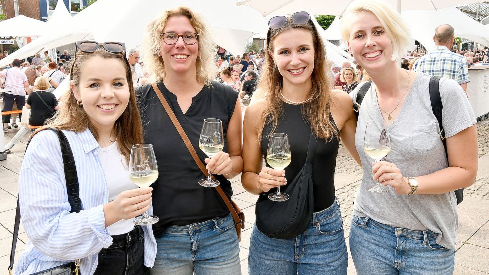 Viele Besucher waren am Freitag zum Weinfest nach Aurich gekommen. Foto: Stromann