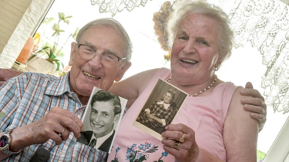 Helmut Klar und Theda Coordes zeigen ihre Jugendfotos. So sahen die beiden aus, als sie das erste Mal zusammenkamen. Foto: Ortgies