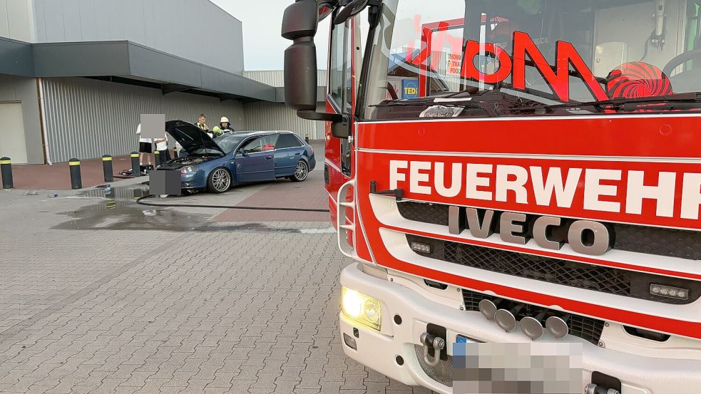 Die Emder Feuerwehr ist zum Media Markt Parkplatz ausgerückt. Dort hatte der Motor eines Audi zu brennen begonnen. Foto: Weiden