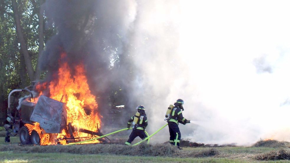 Unter Atemschutz löschten die Feuerwehrleute Presse und Heu. Foto: Joachim Rand/Feuerwehr