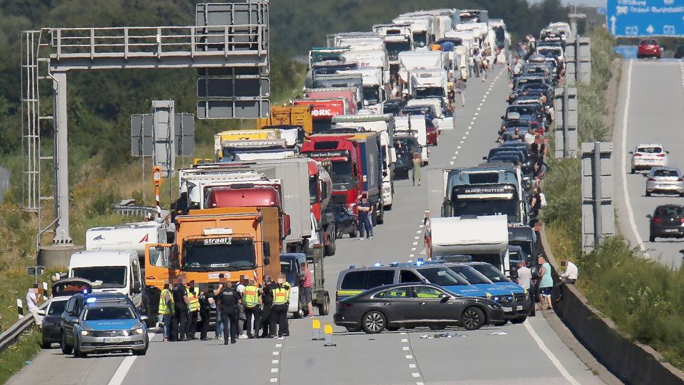 Ein Polizeieinsatz auf der A7 sorgt am Montag für Behinderungen. Foto: Tom Nyfeler