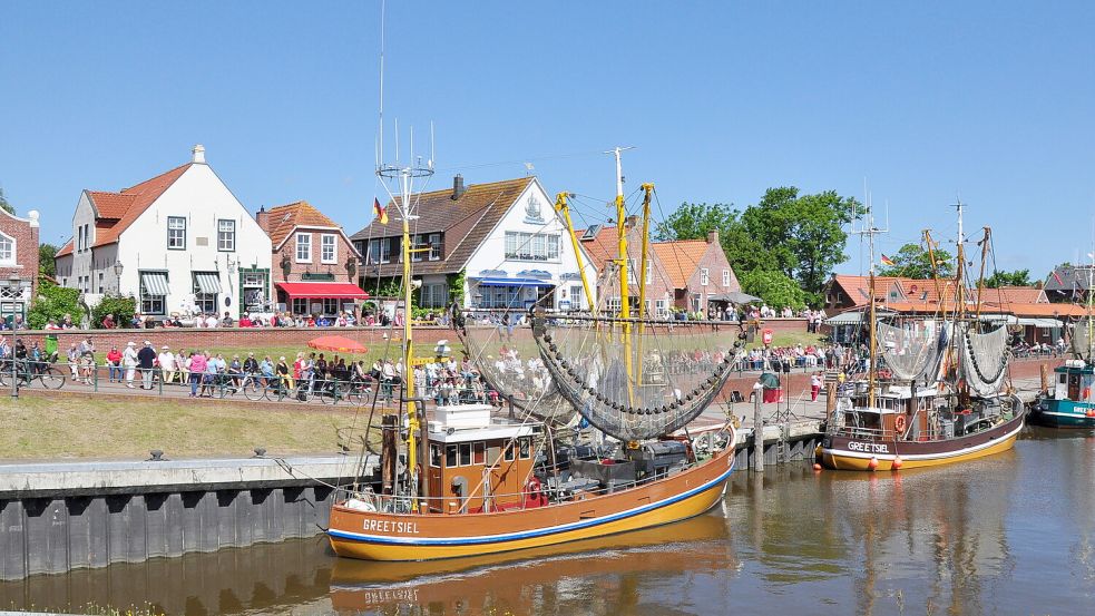 Hier lässt sich ein Wein bei bester Aussicht genießen: das Greetsieler Weinfest findet direkt am Hafen statt. Foto: Archiv/Wagenaar