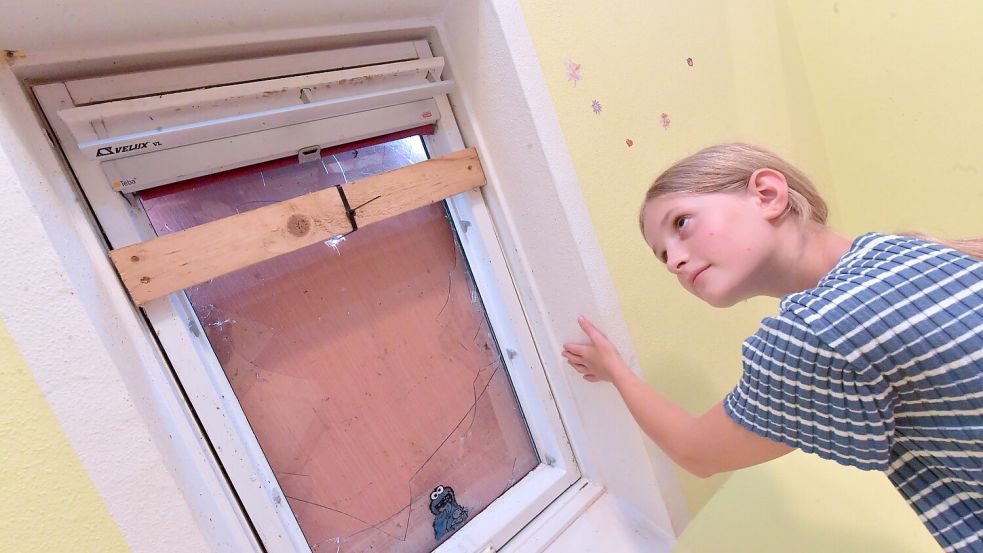 Dicke Hagelkörner hatten die Dachfenster des Wohnhauses der Familie Wilken durchschlagen und unter anderem das Zimmer von Sontje unter Wasser gesetzt. Foto: Ortgies