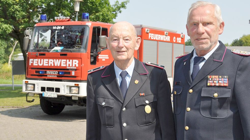 Jahrzehnte in der aktiven Wehr liegen nun hinter Klaus de Wall (links) und Ernst Hemmen. Beide haben in den insgesamt 124 Jahren ihrer Mitgliedschaft einiges erlebt. Foto: Ullrich