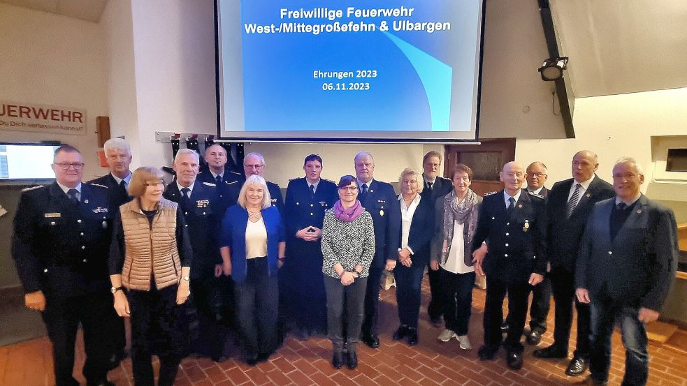 Klaus de Wall (Vierter von rechts) wurde 2023 für seine 70-jährige Mitgliedschaft in der Feuerwehr geehrt. Foto: Feuerwehr Großefehn