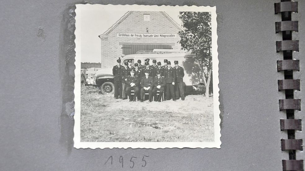 Erinnerungen an die frühen Jahre aus Klaus de Walls Fotoalbum. Die Aufnahme entstand im Jahr 1955 und zeigt die damalige Ortswehr West-/Mittegroßefehn und Ulbargen. Foto: Ullrich