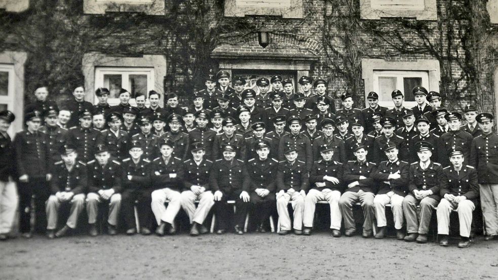 Im Jahr 1955 hatte Klaus de Wall den Grundlehrgang an der Feuerwehrschule in Loy besucht. Dieses Erinnerungsfoto entstand gemeinsam mit allen Teilnehmern. Foto: Ullrich