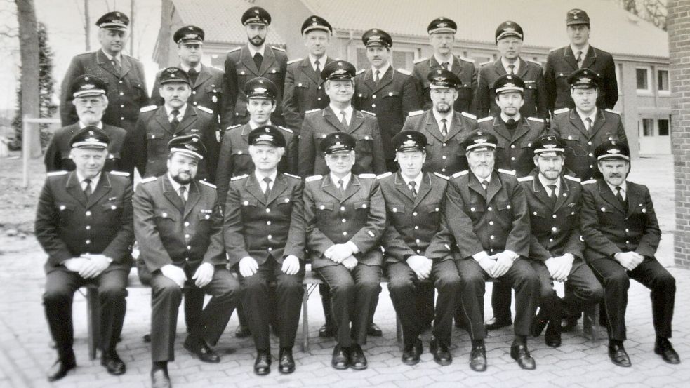 Ernst Hemmen (unterer Reihe, Zweiter von rechts) besuchte im Jahr 1980 einen Grundlehrgang in Loy. Dieses Bild entstand vor der Feuerwehrschule. Foto: Ullrich