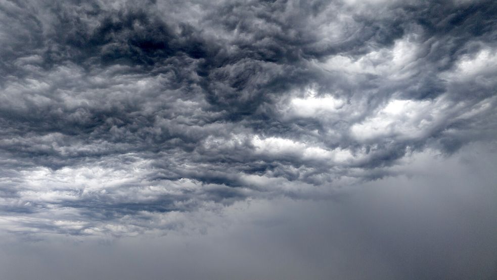 Ein Gewitter mit dunklen Wolken zieht auf – das bleibt Ostfriesland an diesem Wochenende erspart. Foto: Christoph Reichwein/dpa