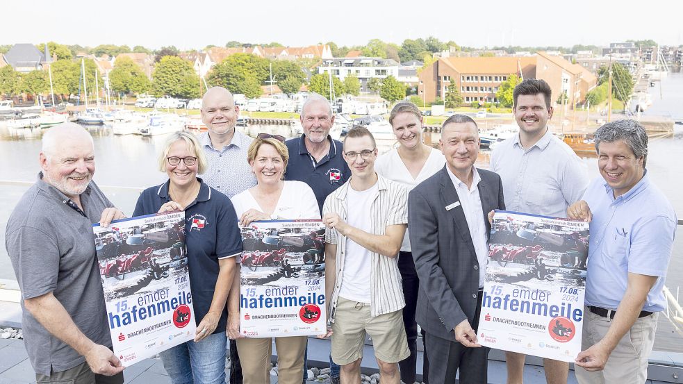 Die Emder Hafenmeile wird von dem Emder Ruderverein, der Stadt Emden und der Sparkasse Emden veranstaltet. Vertreterinnen und Vertreter stellten das Programm vor. Foto: Stadt Emden