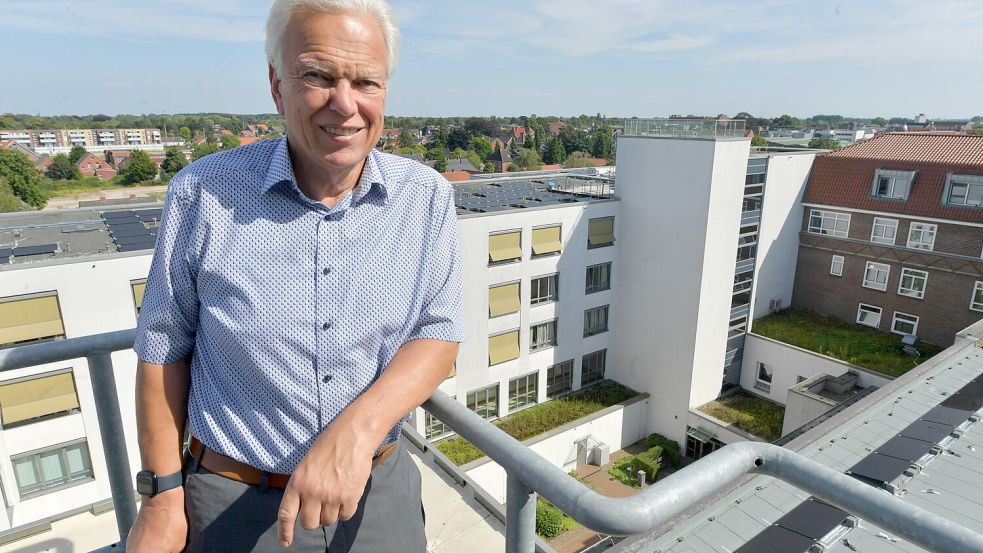 Fast sein Zuhause: Mehr als 30 Jahre lang hat Dr. Hans-Jürgen Wietoska als Arzt im Klinikum Leer gearbeitet – hier steht er auf dem Hubschrauberlandeplatz des Klinik-Gebäudes. Foto: Ortgies