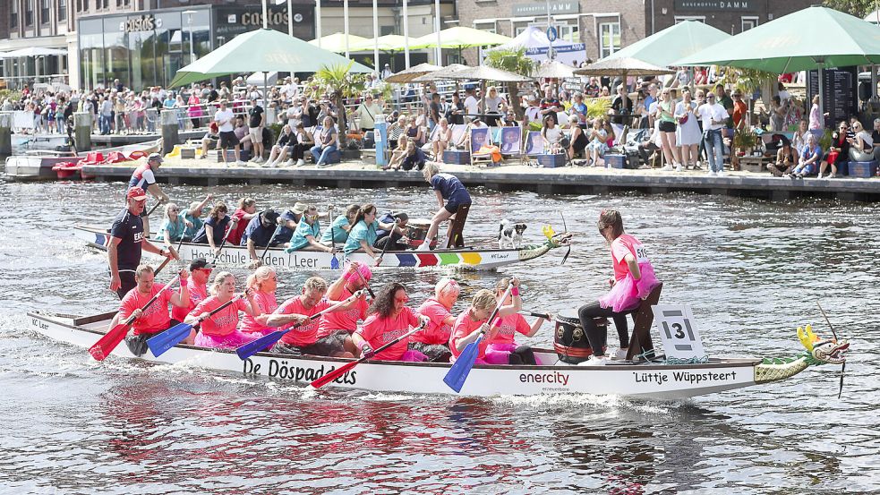 Am Drachenbootrennen im Emder Delft nahmen 44 Teams teil. Foto: J. Doden