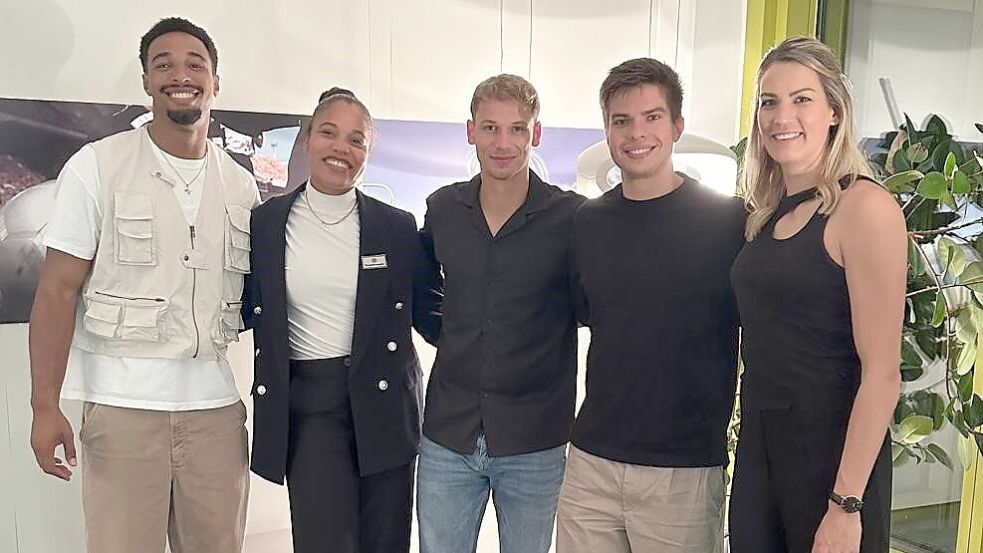 David Schiller (Mitte) mit den deutschen Medaillengewinnern Leo Neugebauer, Yemisi Ogunleye, Renars Uscins und Sonja Greinacher hinter den Kulissen vom „Aktuellen Sportstudio“. Foto: Privat