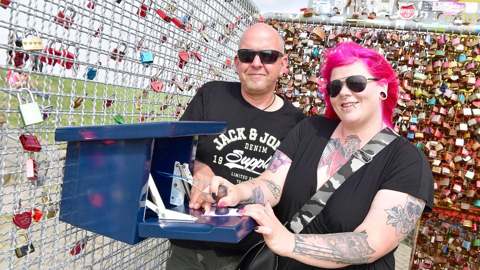 Dirk Borstell und Eileen Baumgarten aus Stralsund stempeln den Leuchtturm auf ihren Kassenbon aus dem Otto Huus. Fotos: Wagenaar