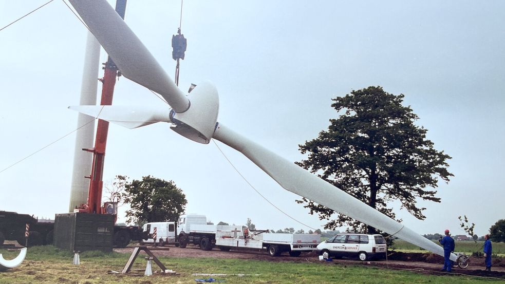 Anfang der 90er Jahre nahm das Geschäft für Enercon Fahrt auf. Mit dafür verantwortlich war auch das Modell E-30. Das Foto zeigt Arbeiten an einem Prototypen im Jahr 1994. Foto: Enercon