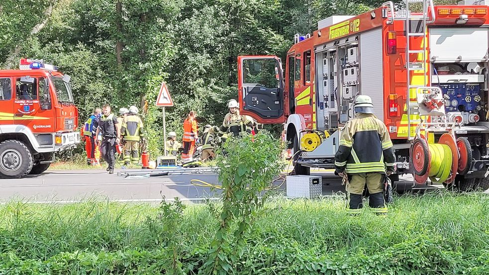 Die Einsatzkräfte mussten sich nach einem Unfall in Leer mit Gaffern auseinandersetzen. Foto: Wolters