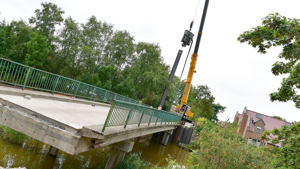 Die Sanierung der Brücke am Pilsumer Weg in Greetsiel geht voran. Dieses Foto ist Anfang des Monats entstanden. Foto: Wagenaar