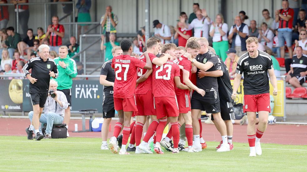 Der Pewsumer Jubel nach dem Triumph in Aurich im Ostfrieslandcup-Finale über den Süderneulander SV war groß. Verbunden mit dem Sieg ist ein Supercup-Duell mit Kickers Emden. Foto: Gronewold