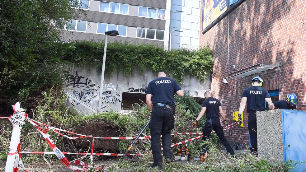 Polizisten suchen in der Innenstadt von Solingen in der Nähe einer gesperrten Unterführung nach Beweisstücken. Am Freitagabend waren bei einem Stadtfest im nordrhein-westfälischen Solingen drei Menschen mit einem Messer getötet worden. Acht Menschen wurden verletzt, vier davon schwer. Mutmaßlicher Täter ist ein Syrer, der inzwischen in Untersuchungshaft sitzt. Foto: Gambarini/DPA