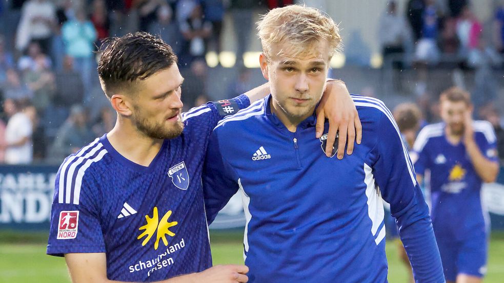 Marvin Eilerts (rechts) hat seinen Stammplatz in der Innenverteidigung verloren. Hier wurde er nach dem Sieg gegen die U23 von Werder Bremen von Dennis Engel in den Arm genommen. Foto: Doden/Emden