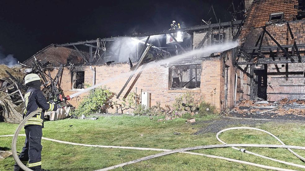 Die Löscharbeiten dauerten bis in den späten Abend. Das Gebäude wurde weitgehend zerstört. Foto: Herbert Bohlen/Feuerwehr