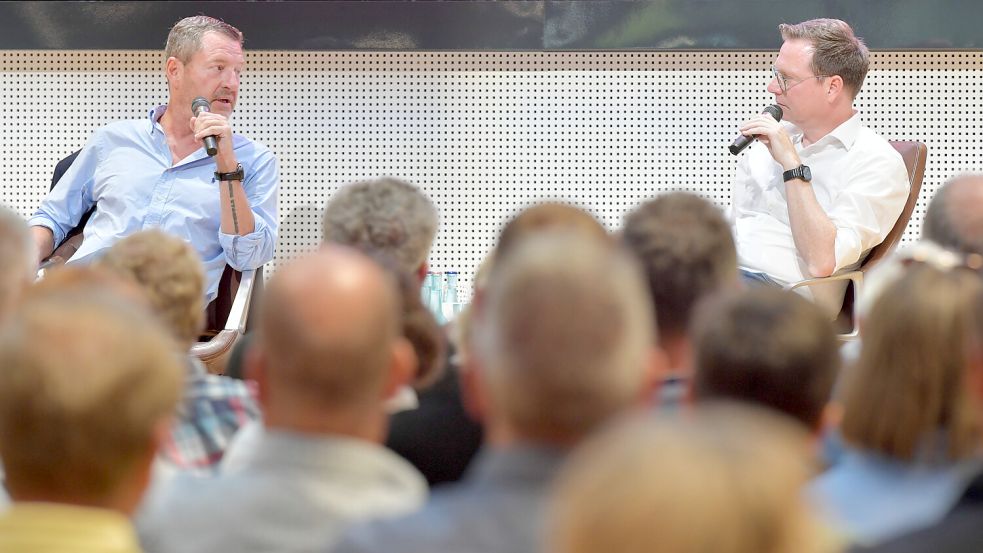 Ex-“Bild“-Chefredakteur Kai Diekmann (links) sprach mit Lars Reckermann, Chefredakteur dieser Zeitung, im Forum der Sparkasse Leer-Wittmund in Leer. Foto: Ortgies