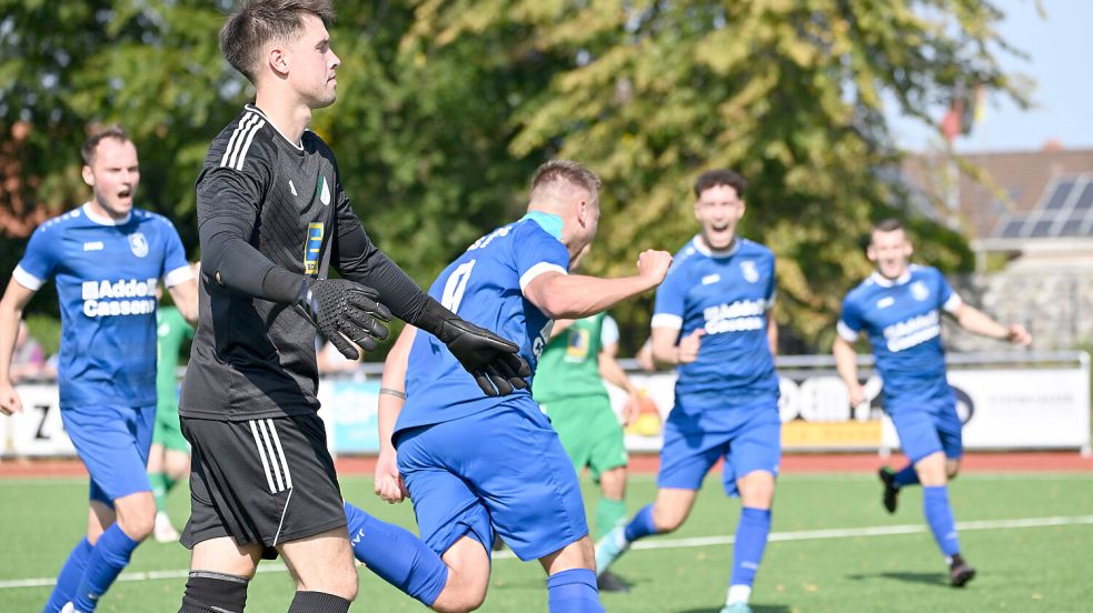 Freude beim TuS Esens: Niklas Sukowski (Mitte) und die Mitspieler feiern das 1:0 gegen den SV Wallinghausen. Der neue Tabellenführer gewann das Spitzenspiel vor mehr als 300 Zuschauern verdient. Foto: Doden/Blomberg