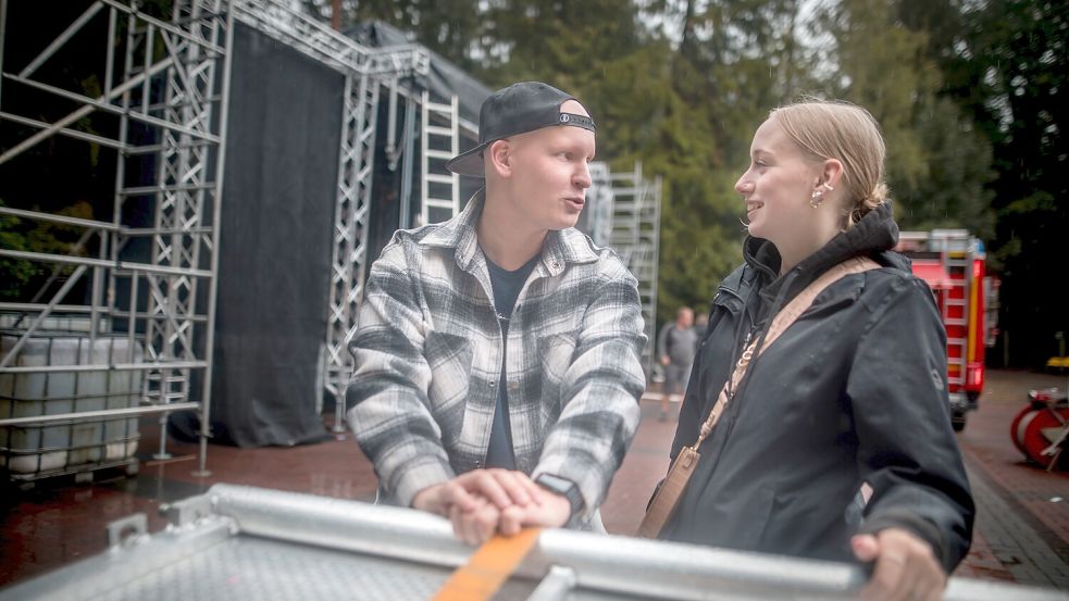 Marah Schön und Moritz Radde beim Aufbau des ersten Planet Future Festivals im Jahr 2022. Foto: Archiv/Cordsen