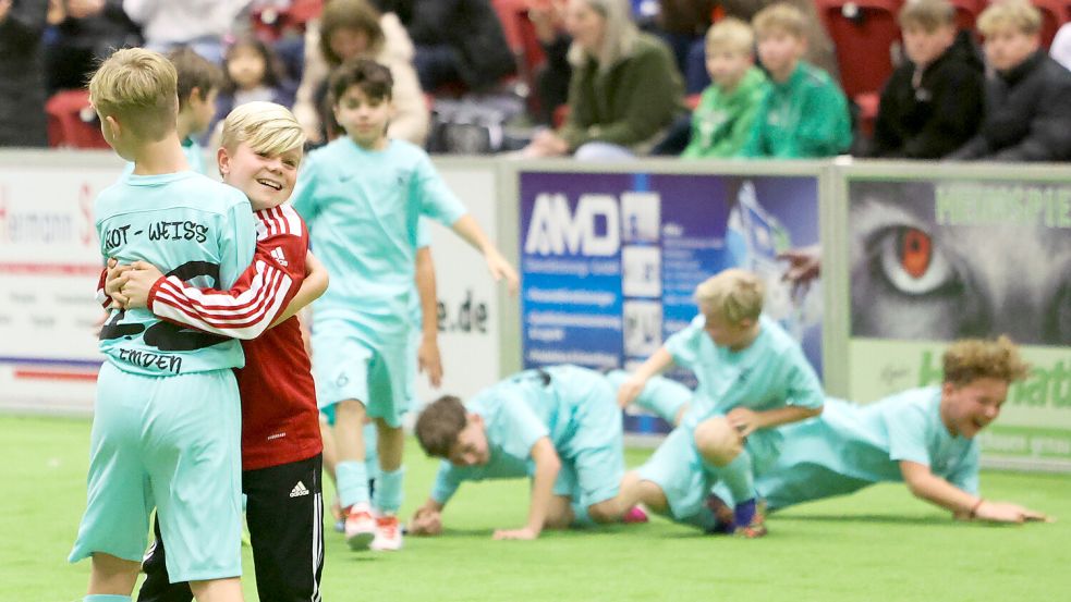 Auch die Jugendfußballer freuen sich immer auf den Aurich-Cup. Das Foto zeigt die E-Junioren von Rot-Weiß Emden nach ihrem Finalsieg beim letzten Turnier. Foto: Doden/Emden