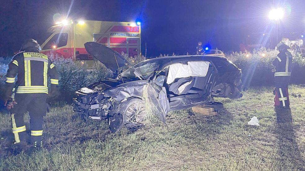 Der Wagen war von der Straße abgekommen und auf eine Wiese geschleudert worden. Foto: Feuerwehr