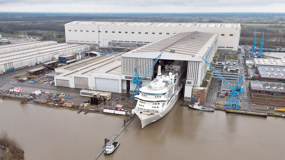 Das Kreuzfahrtschiff „Silver Ray“ verlässt im Februar dieses Jahres das überdachte Baudock der Meyer Werft. Foto: Penning/DPA