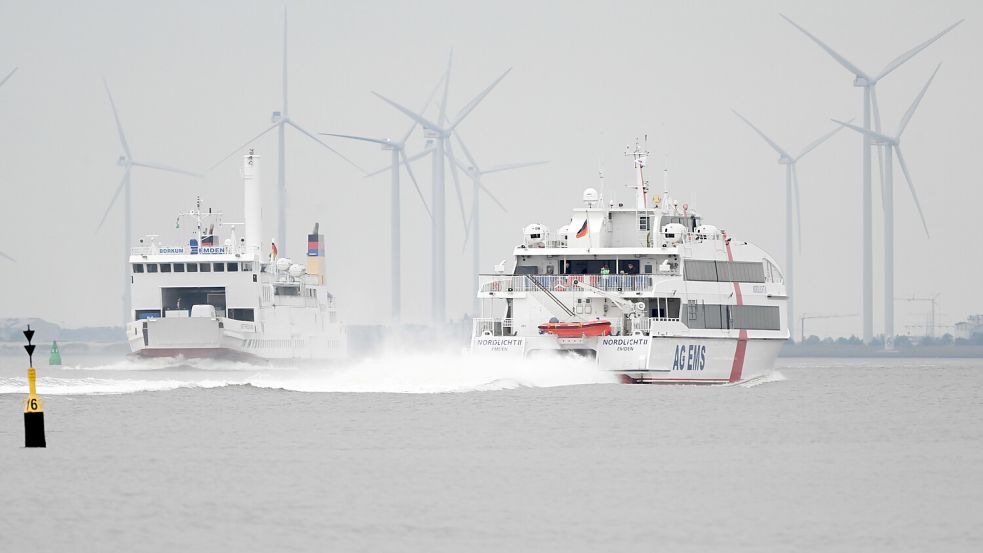 Der Katamaran der AG Ems fährt derzeit nur mit eingeschränkter Motorleistung. Foto: dpa