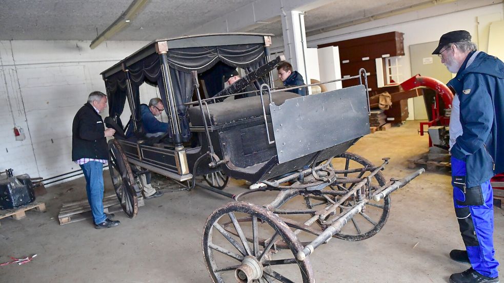 Diese altertümliche Leichenkutsche steht nun im Ostfriesischen Landwirtschaftsmuseum Campen. Foto: Wagenaar/Archiv