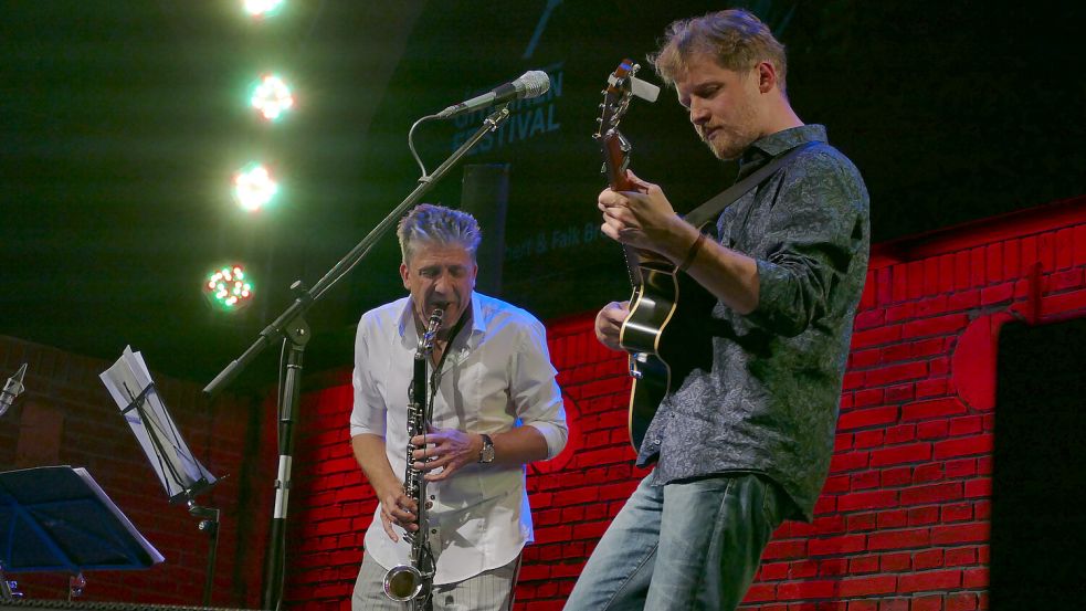 Fesselnde Akustikwelten mit Bassklarinettist Falk Breitkreuz und Philipp Wiechert an der Gitarre. Fotos: Jürgens