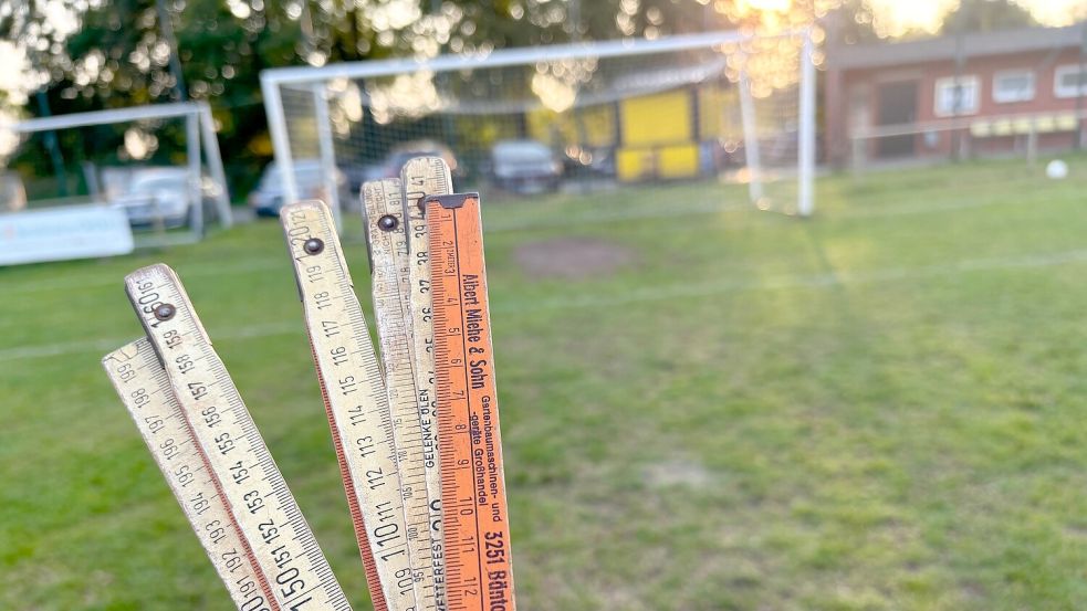 Mit einem Zollstock und auch Maßband hat die OZ nachgemessen: Der Elfmeter vom TuS Middels in Strudden durfte aus exakt 9,44 Metern ausgeführt werden. Im Hintergrund ist der „falsche“ Elfmeterpunkt zu erahnen.