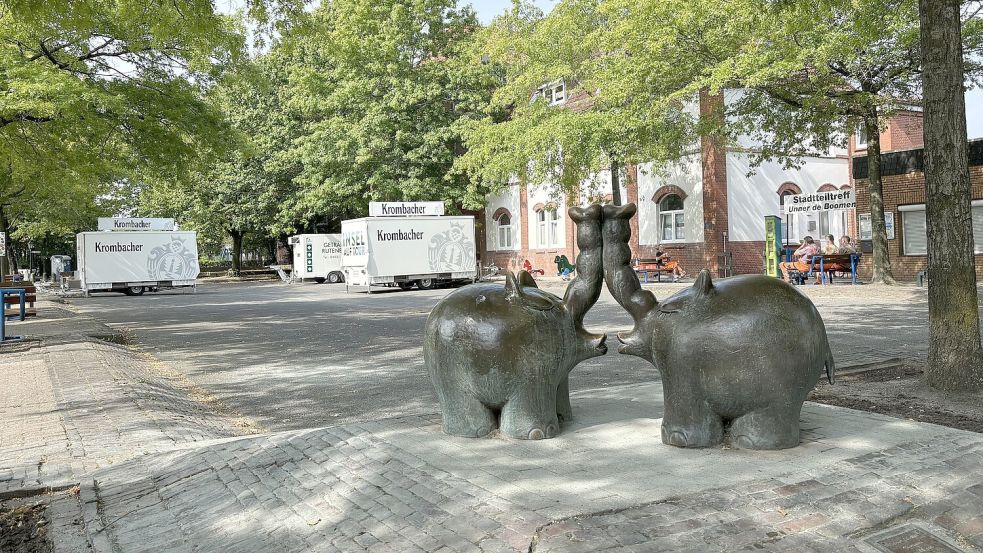 Getränkewagen als Vorboten: Hier auf dem Platz Unner de Boomen gesellen sich am Wochenende Tausende Stadtteilbewohner zu den Ottifanten. Foto: Schuurman