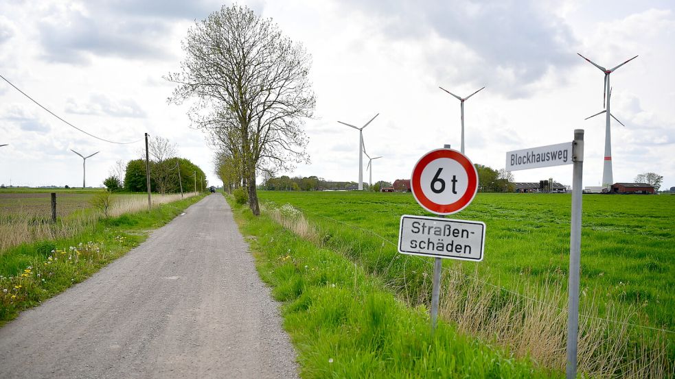 Der Hinweis auf Straßenschäden ist hoffentlich bald Geschichte: Der Blockhausweg wird nun saniert. Foto: Wagenaar/Archiv