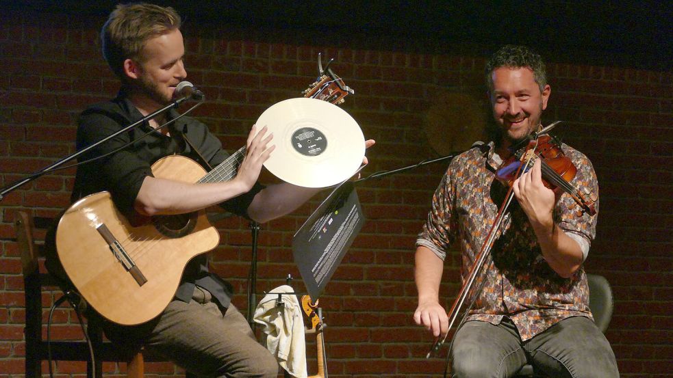 Gitarrist Sönke Meinen und Geiger Bjarke Falgren präsentierten bei ihrem Auftritt ihr gerade frisch erschienenes Album „The Circle“. Foto: Jürgens