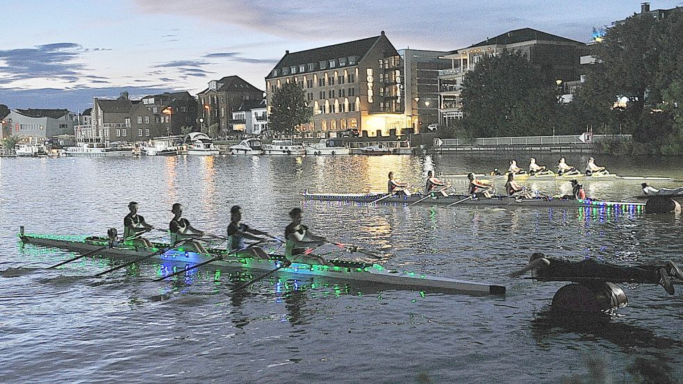 Beim Nachtrudern gab es besonders beleuchtete Boote zu sehen. Foto: Wolters