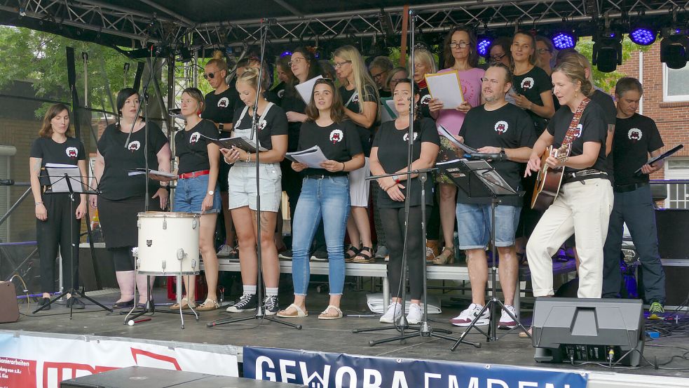 Der Emder Kneipenchor begeisterte mit einem zeitgemäßen Repertoire. Foto: Jürgens