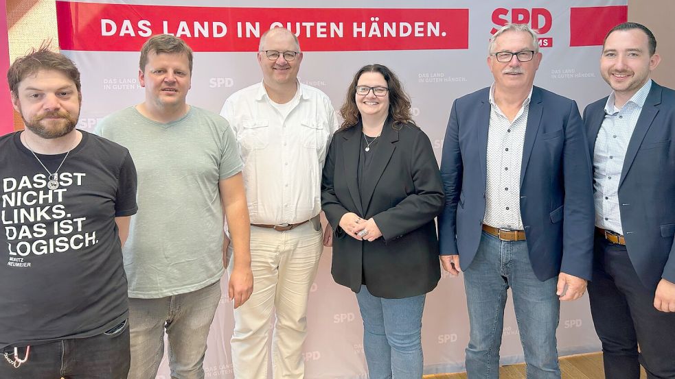 Borkumer Genossen zu Besuch auf dem Festland: Benjamin Gerhardt (SPD Borkum, von links), Hendrik Wickern (SPD Borkum), Markus Stanggassinger (SPD Borkum), Anja Troff-Schaffarzyk (Kreisvorsitzende und MdB), Helmut Geuken (Vorsitzender SPD-Kreistagsfraktion) und Nico Bloem (stellv. Kreisvorsitzender und MdL). Foto: SPD