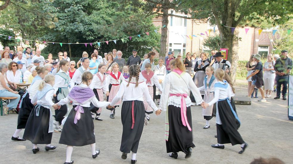 Der Nachwuchs der Trachtengruppe des Verein Borkumer Jungens war bei der Eröffnung dabei. Foto: Ferber