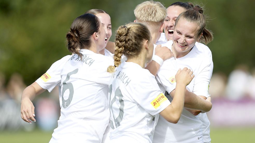 Mächtig was zu feiern hatten die Oberliga-Fußballerinnen aus Aurich. Foto: Doden/Emden