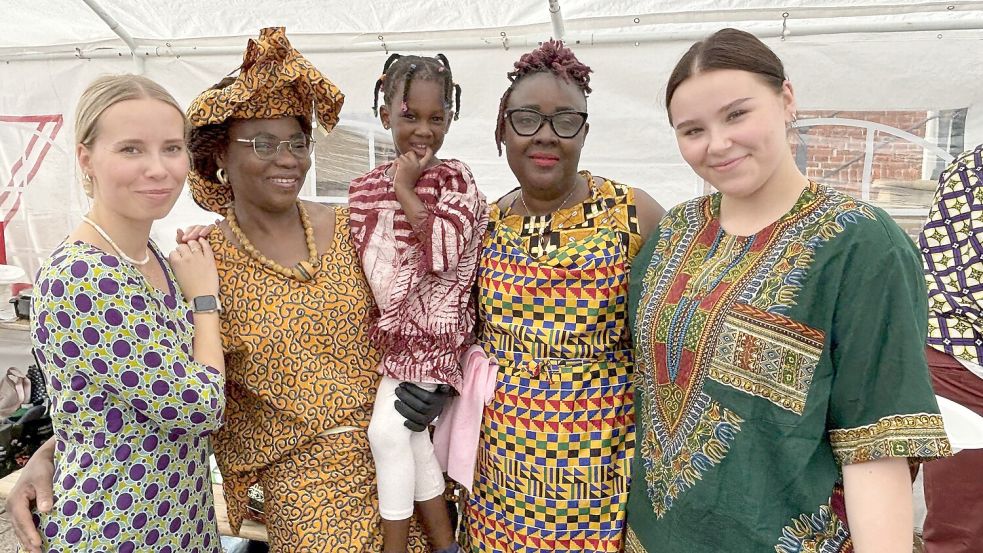 Sie servieren Spezialitäten aus Togo (von links): Julia Voss, Judith Bamezon (mit Kind auf dem Arm), Marie Kezie und Gina Albers. Fotos: Luppen