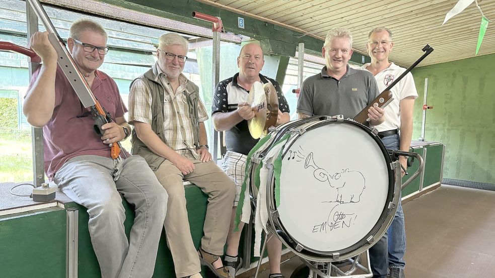 Sie sind bereit für das 175. Schützenfest in Emden: Heino Nanninga (von links), Uwe Geburzi, Wolfgang Hehl, Joachim Lauterbach und Oke-Richard Frera. Foto: Hanssen