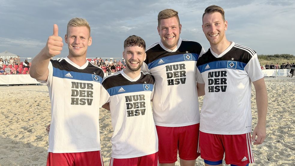 Spielten Samstag in Norddeich für den Hamburger SV und wurden von einigen Touristen auch für Ex-Profis gehalten (von links): Keno Hinrichs, Eike Brungers, Lars Hinrichs und Tammo Büscher. Foto: Kresse