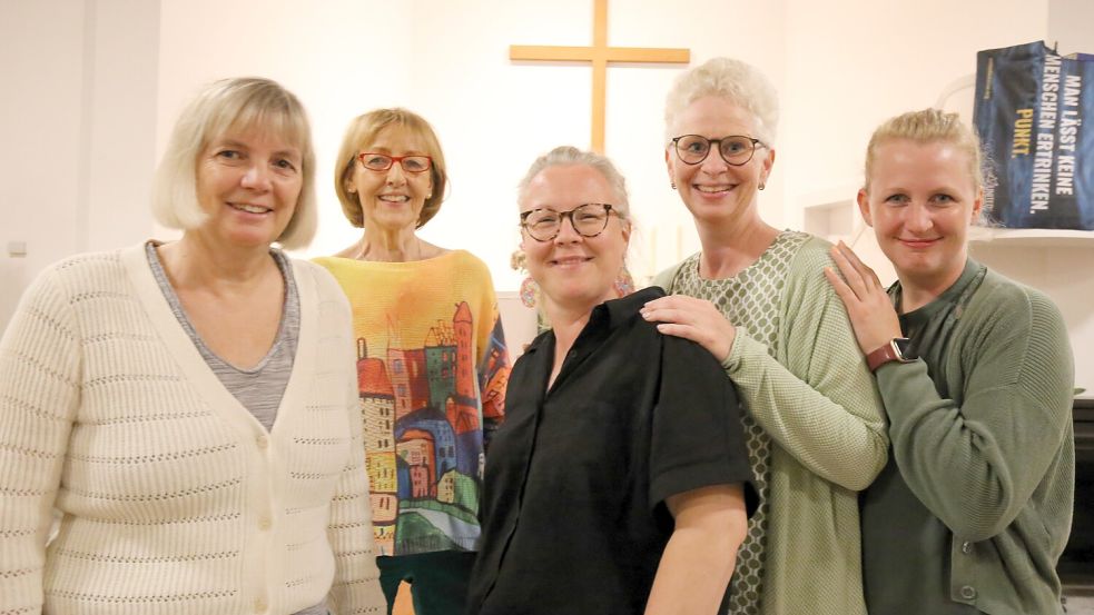 Der Festausschuss des Chores „TonArt“ der Wiesmoorer Friedenskirche mit Heike Aden (von links), Helga Bruns, Sandra Scholz, Karina Dierks und Sabrina Geil-Alting. Foto: Böning