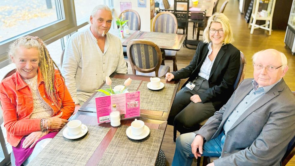 Claudia und Andreas Hess (von links) bleiben ihren Kunden erhalten, das freut die Geschäftsführerin des Klinikums, Daniela Kamp und den Vorsitzenden des Allgemeinen Krankenhausvereins für das Rheiderland, Jakobus Baumann. Foto: Vogt