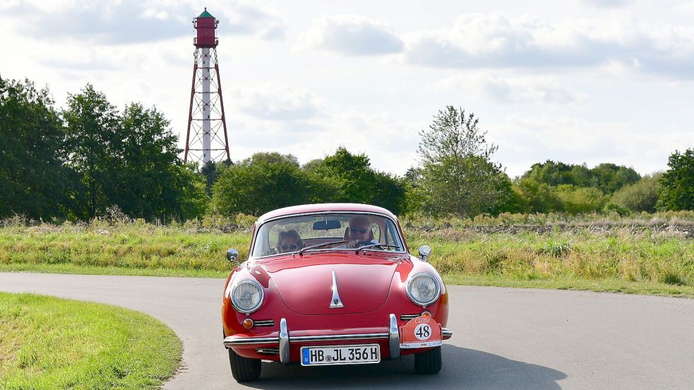 Am höchsten Leuchtturm Deutschland führte die Rallye in Campen vorbei. Foto: Wagenaar