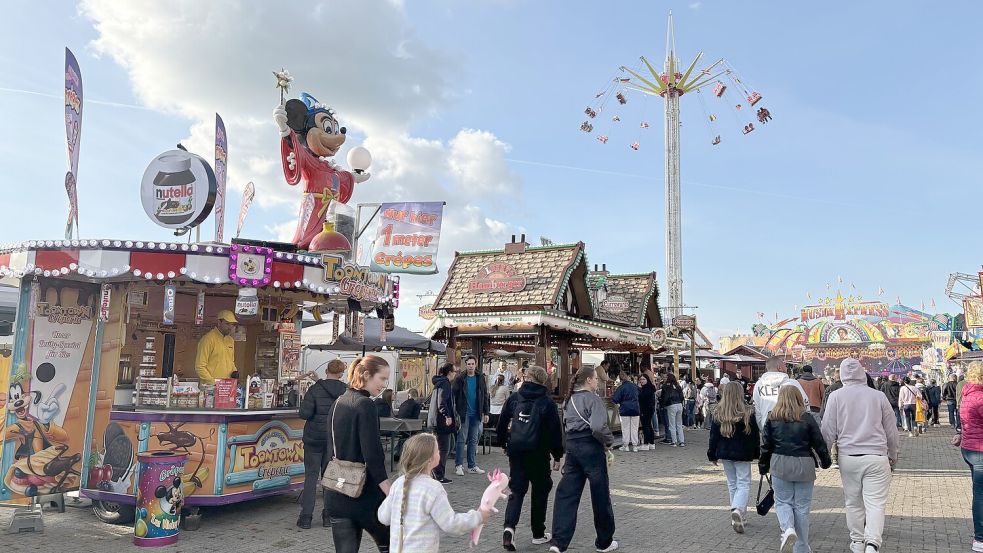 Das Schützenfest in Emden wirkte in diesem Jahr besser aufgestellt. Zahlreiche Besucher zog es am Samstagnachmittag zum Festplatz. Foto: Hanssen